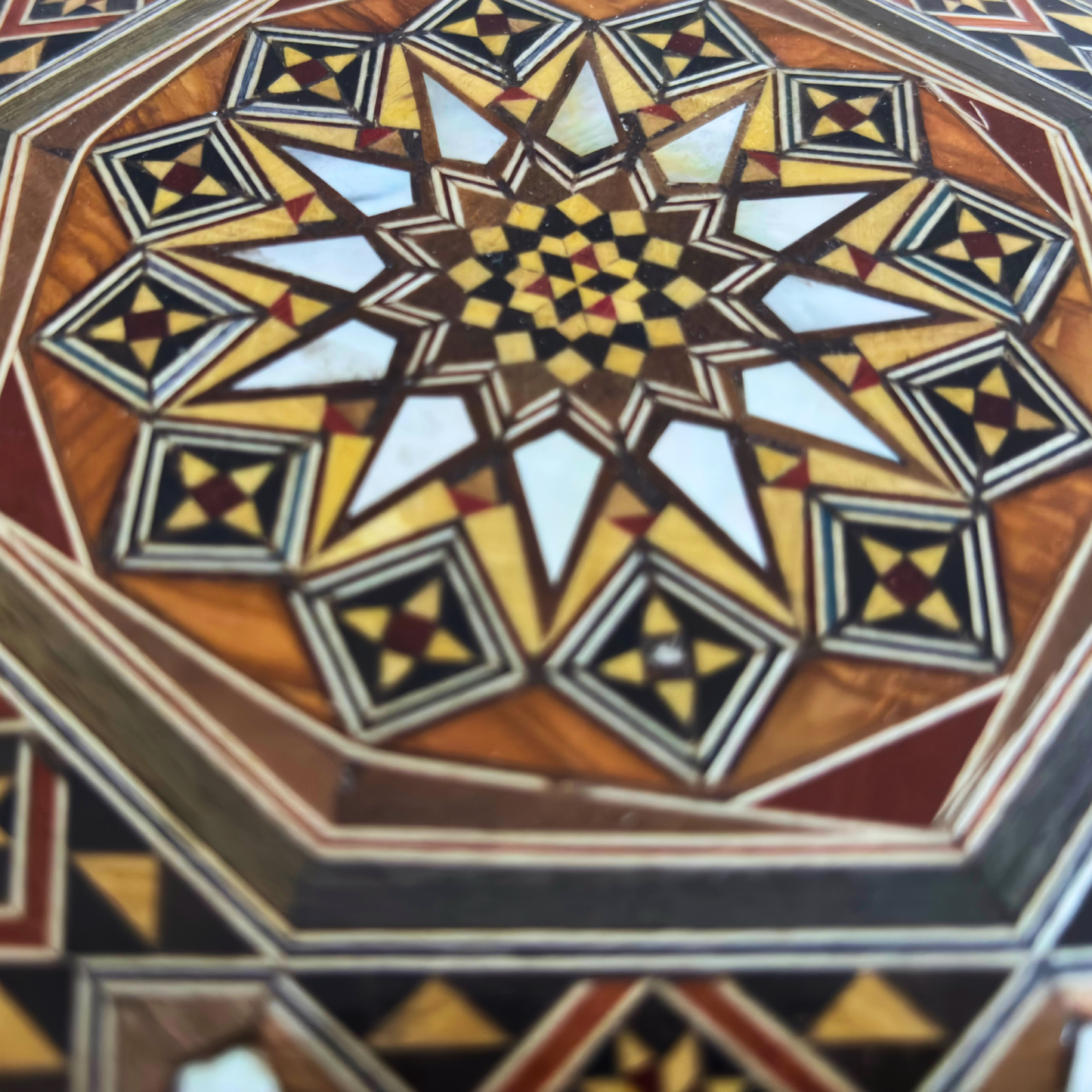Elegante caja octogonal de mosaico damasceno – Artesanía en madera con incrustación de nácar