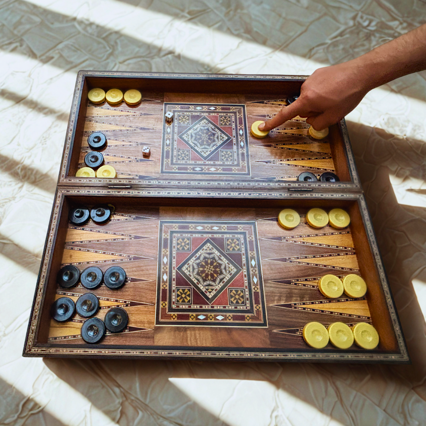 Mesa de Backgammon y Ajedrez Damasquina Hecha a Mano por Gaby Al Dayeh – Obra Maestra con Incrustaciones de Nácar