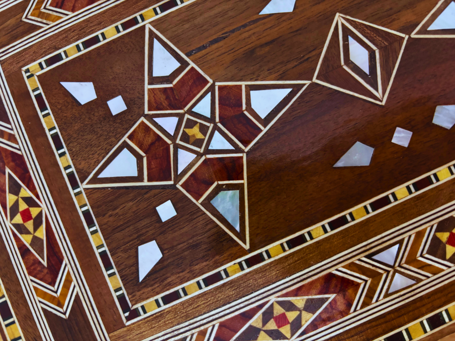 Gran Caja de Mosaico Damasceno Hecha a Mano con Cerradura – Cofre de Joyería de Madera de Varios Niveles con Incrustación de Nácar