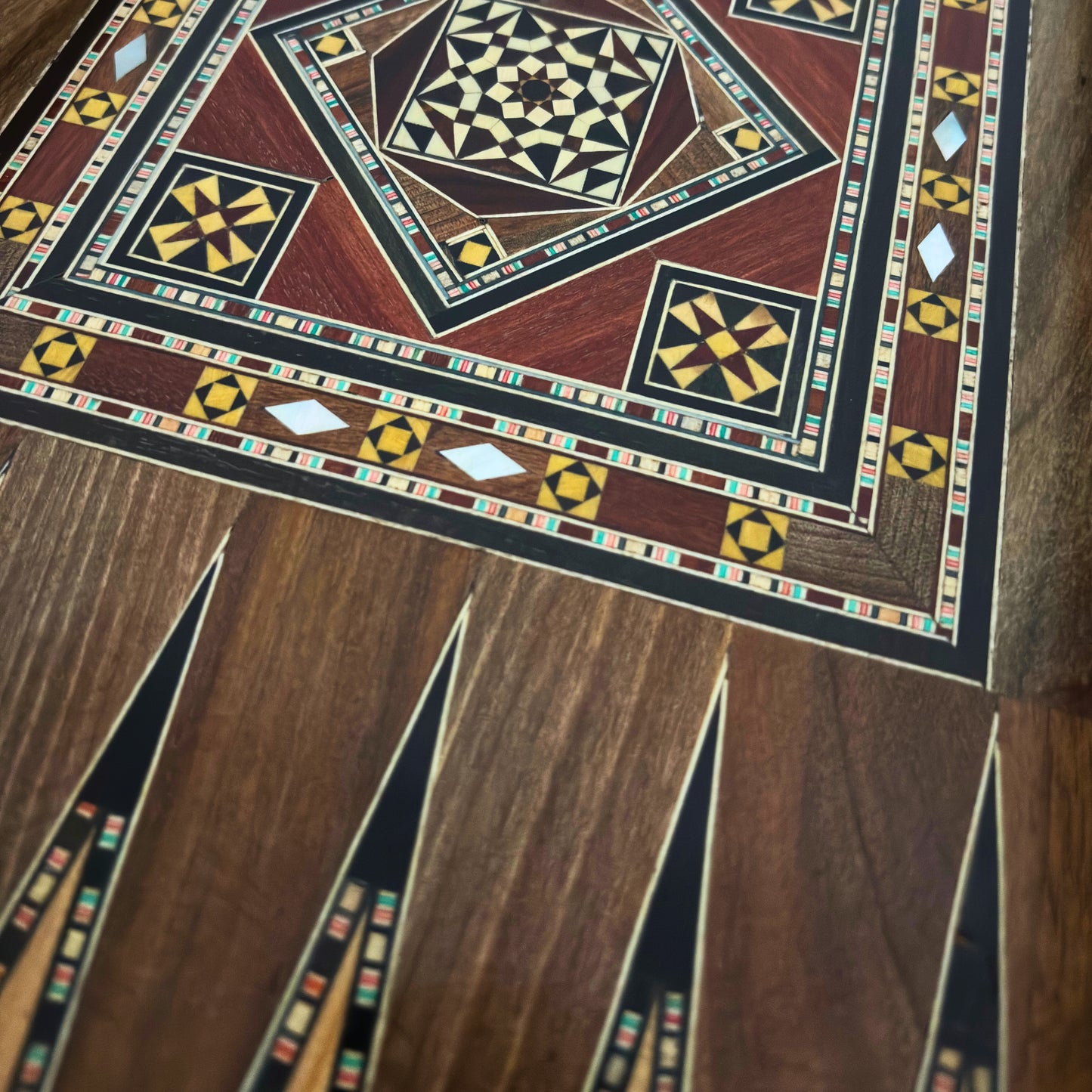 Mesa de Backgammon y Ajedrez Damasquina Hecha a Mano por Gaby Al Dayeh – Obra Maestra con Incrustaciones de Nácar
