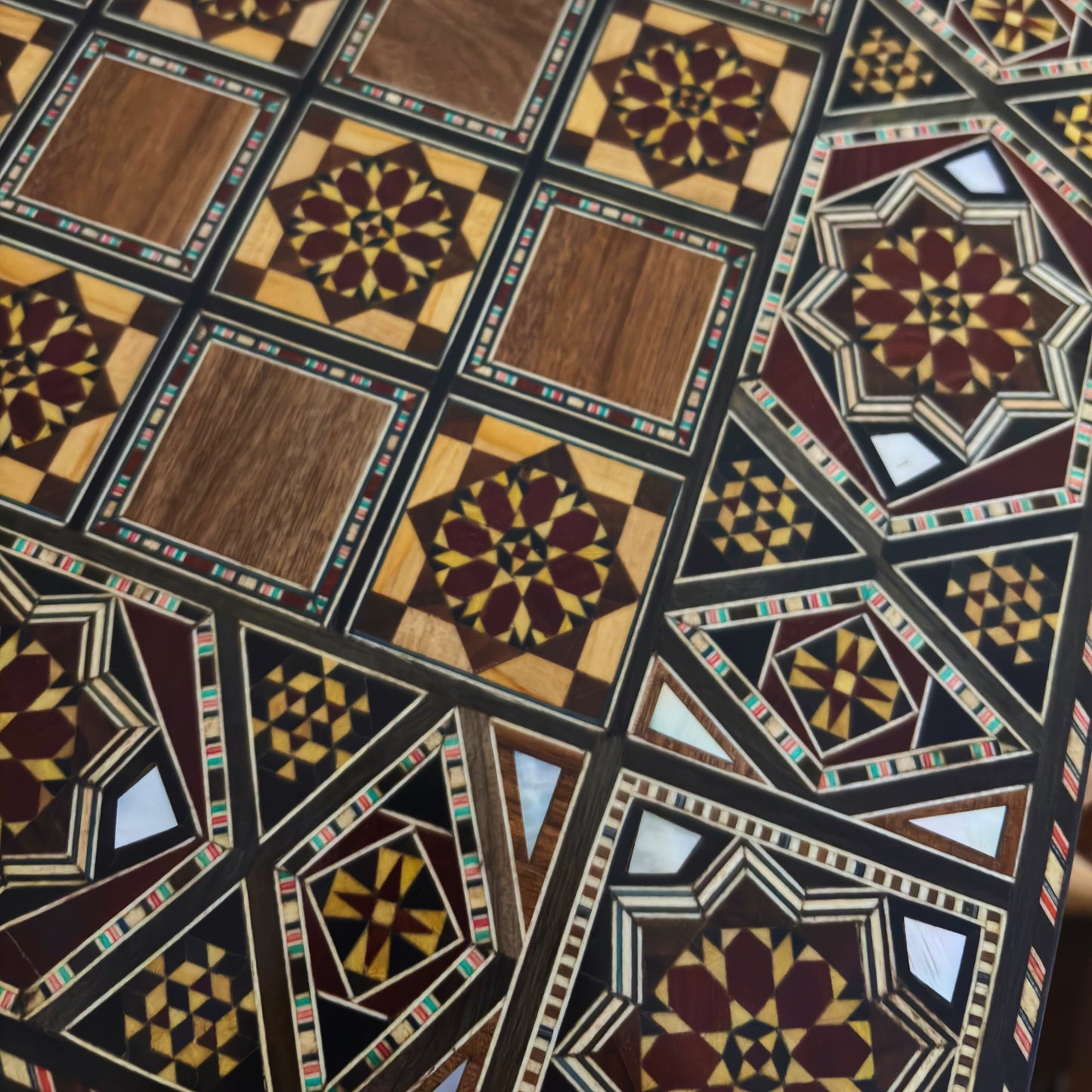 Mesa de Backgammon y Ajedrez Damasquina Hecha a Mano por Gaby Al Dayeh – Obra Maestra con Incrustaciones de Nácar