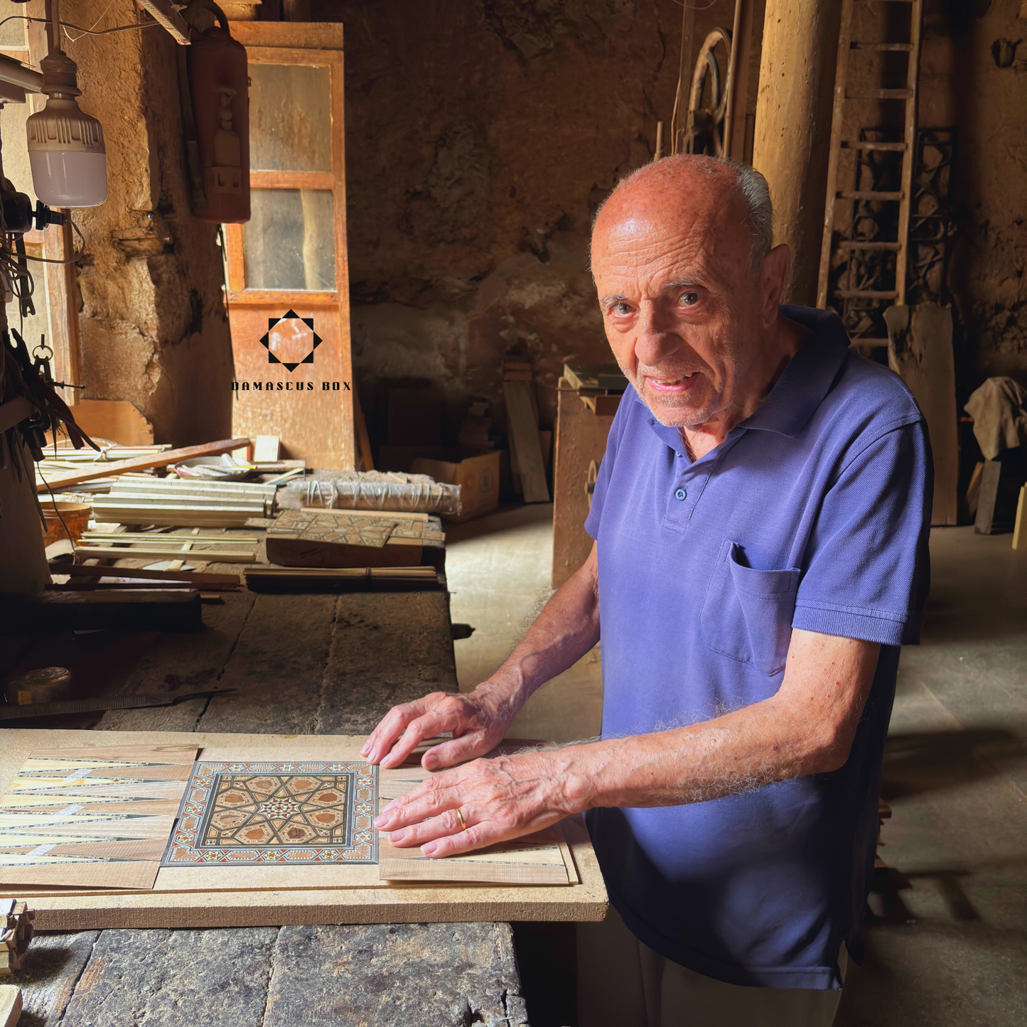 Mesa de Backgammon y Ajedrez Damasquina Hecha a Mano por Gaby Al Dayeh – Obra Maestra con Incrustaciones de Nácar