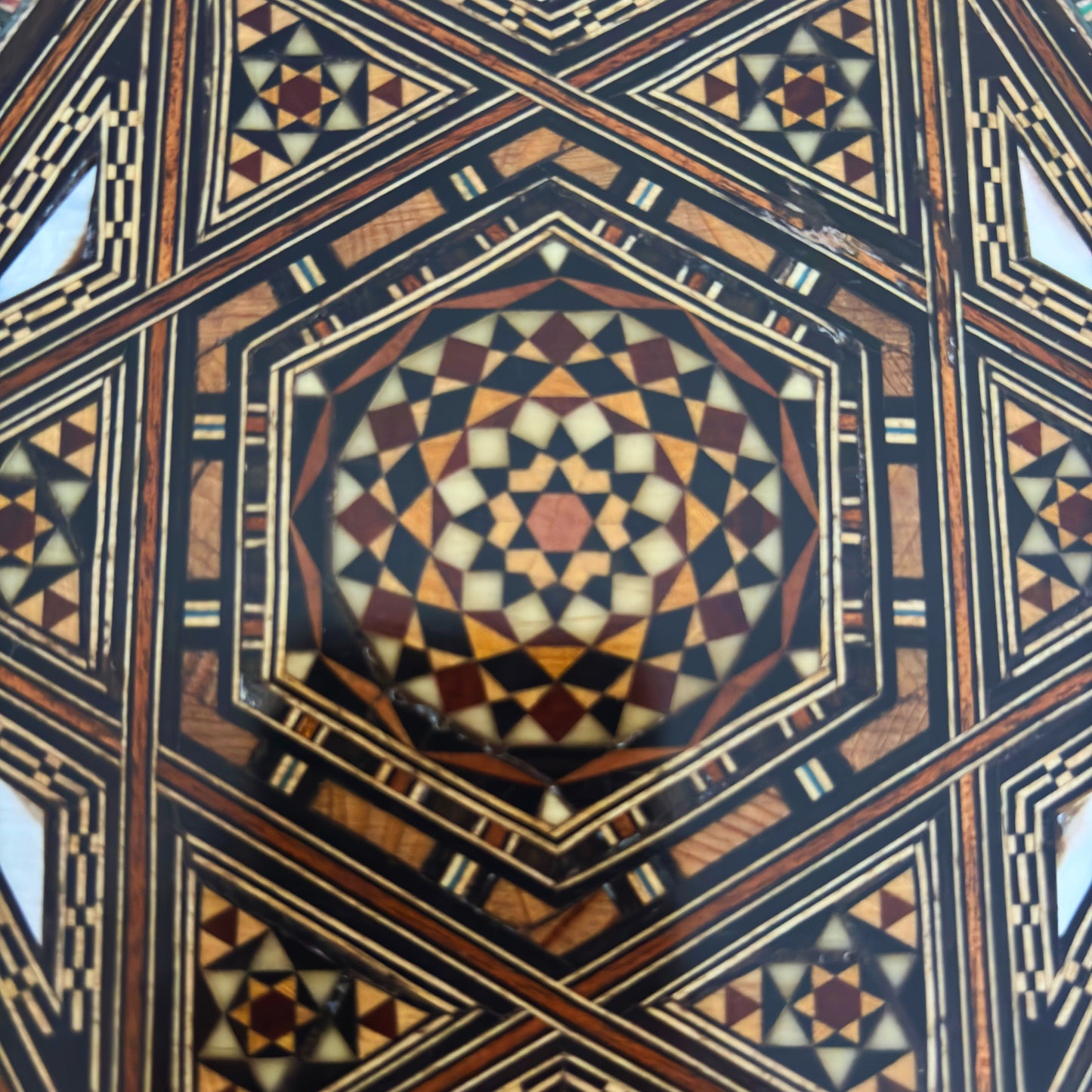 Caja de Mosaico Damasquino Refinada por el Maestro Gaby Al Dayeh – Nácar y Terciopelo
