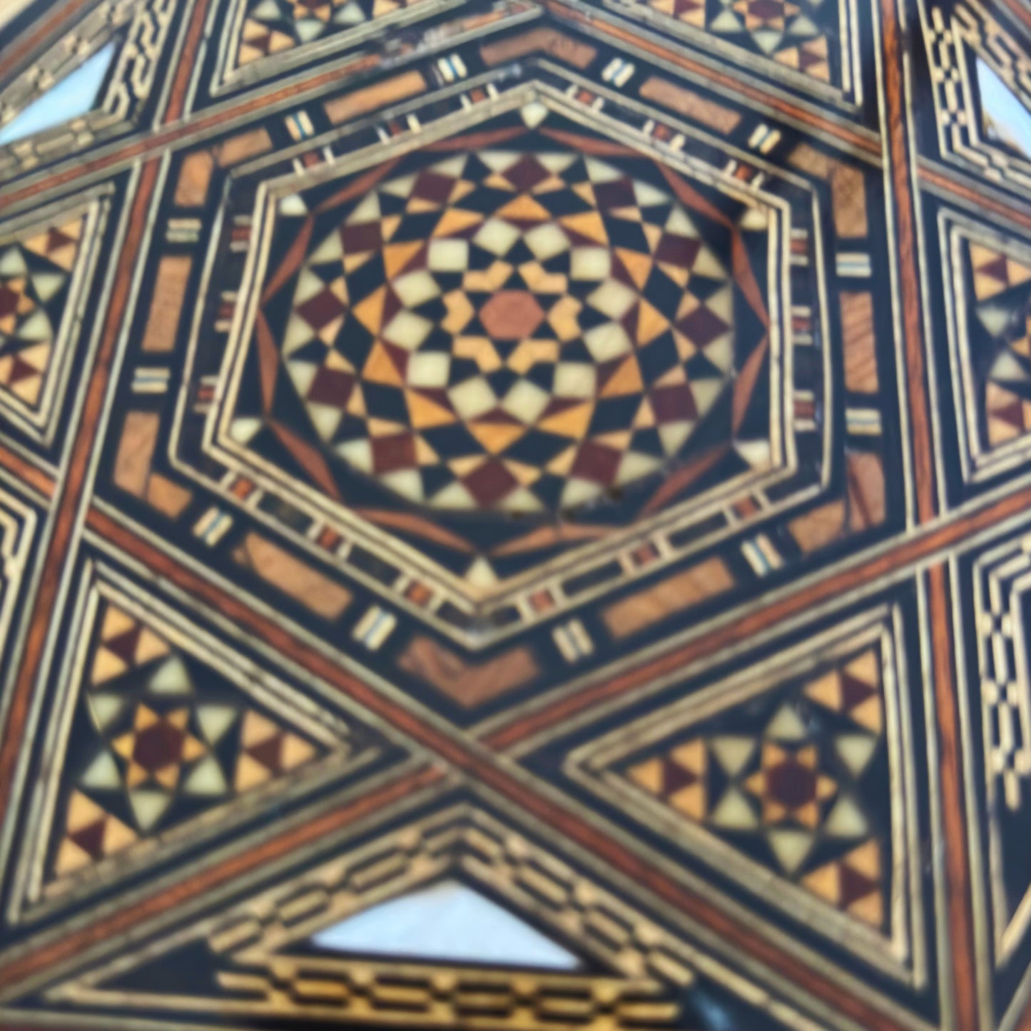 Caja de Mosaico Damasquino Refinada por el Maestro Gaby Al Dayeh – Nácar y Terciopelo