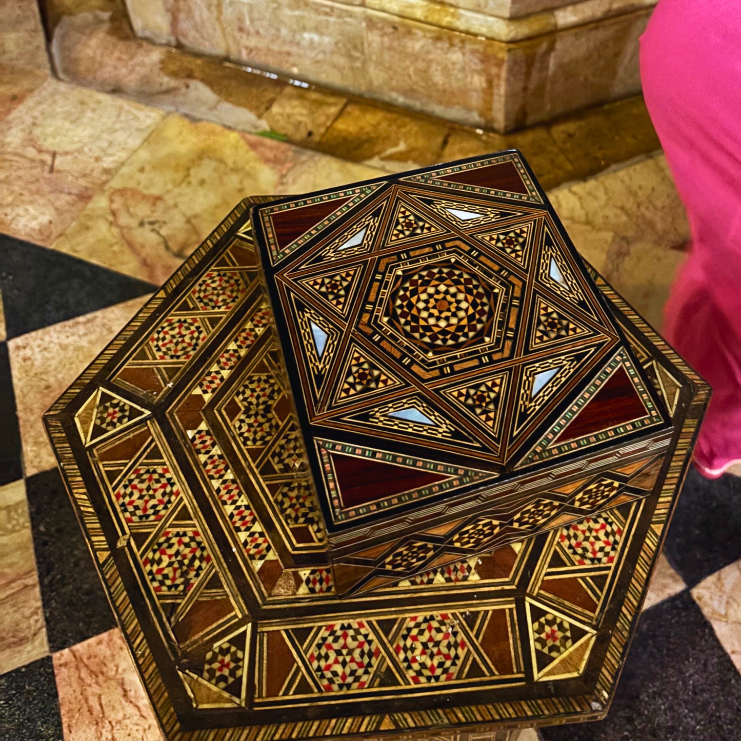 Caja de Mosaico Damasquino Refinada por el Maestro Gaby Al Dayeh – Nácar y Terciopelo