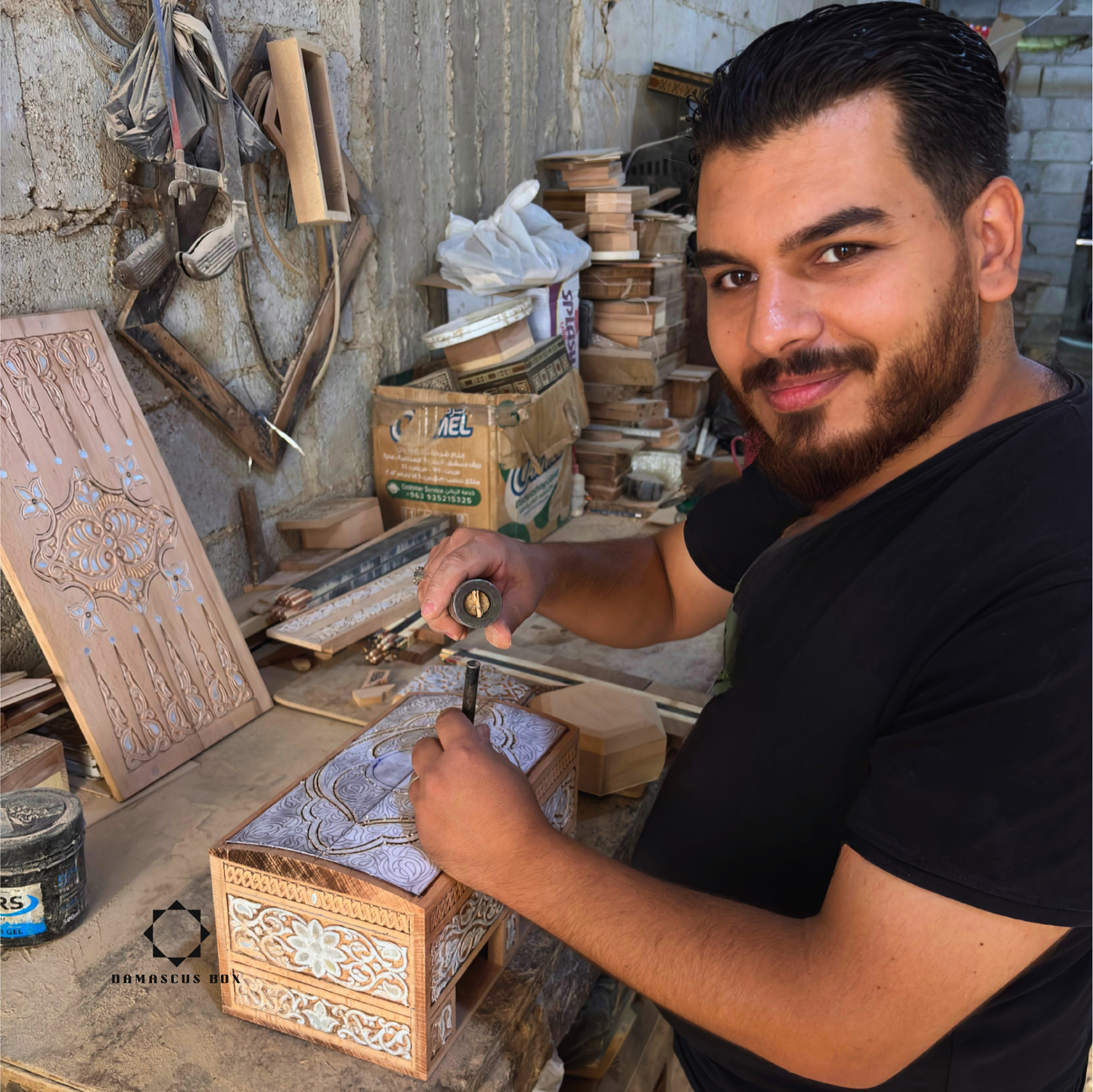 Caja de Madera de Haya Tallada a Mano con Nácar – Elegancia Acabado Nogal