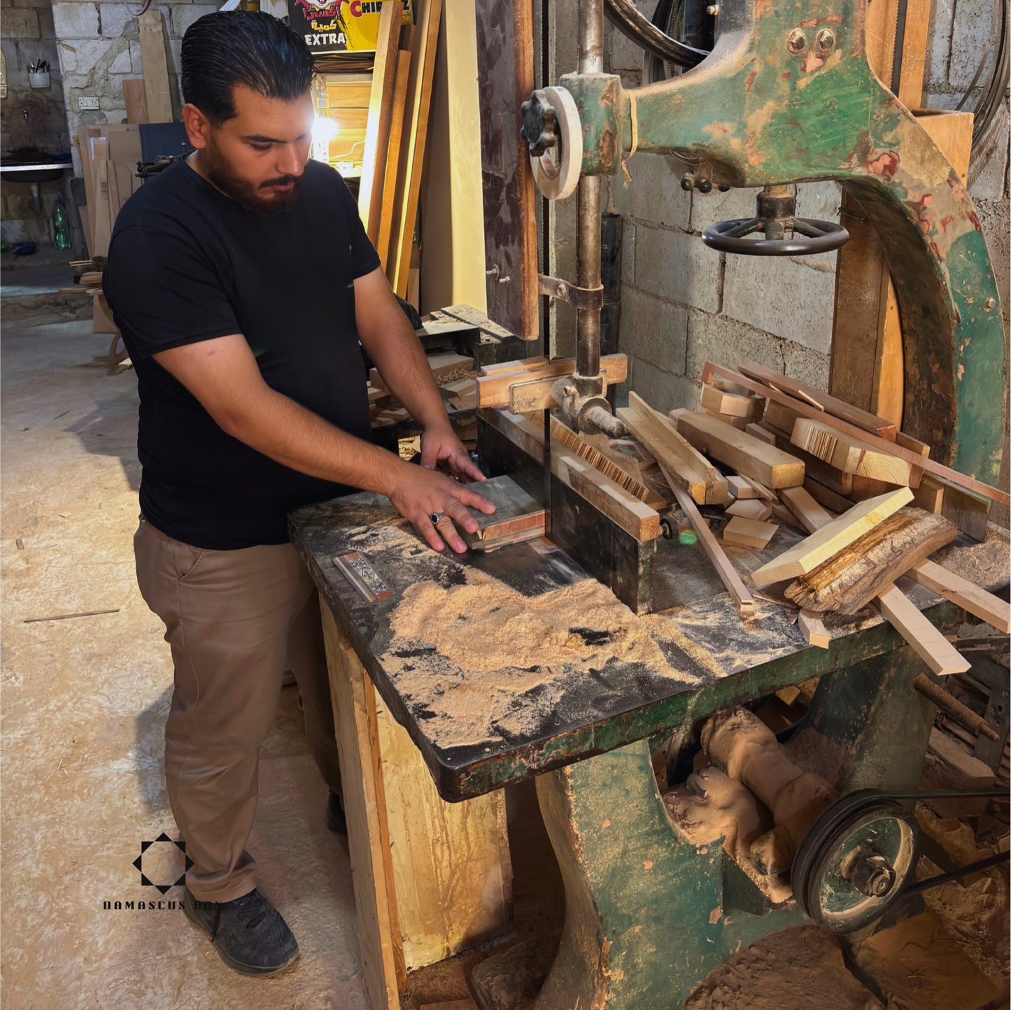 Caja de Madera de Haya Tallada a Mano con Nácar – Elegancia Acabado Nogal