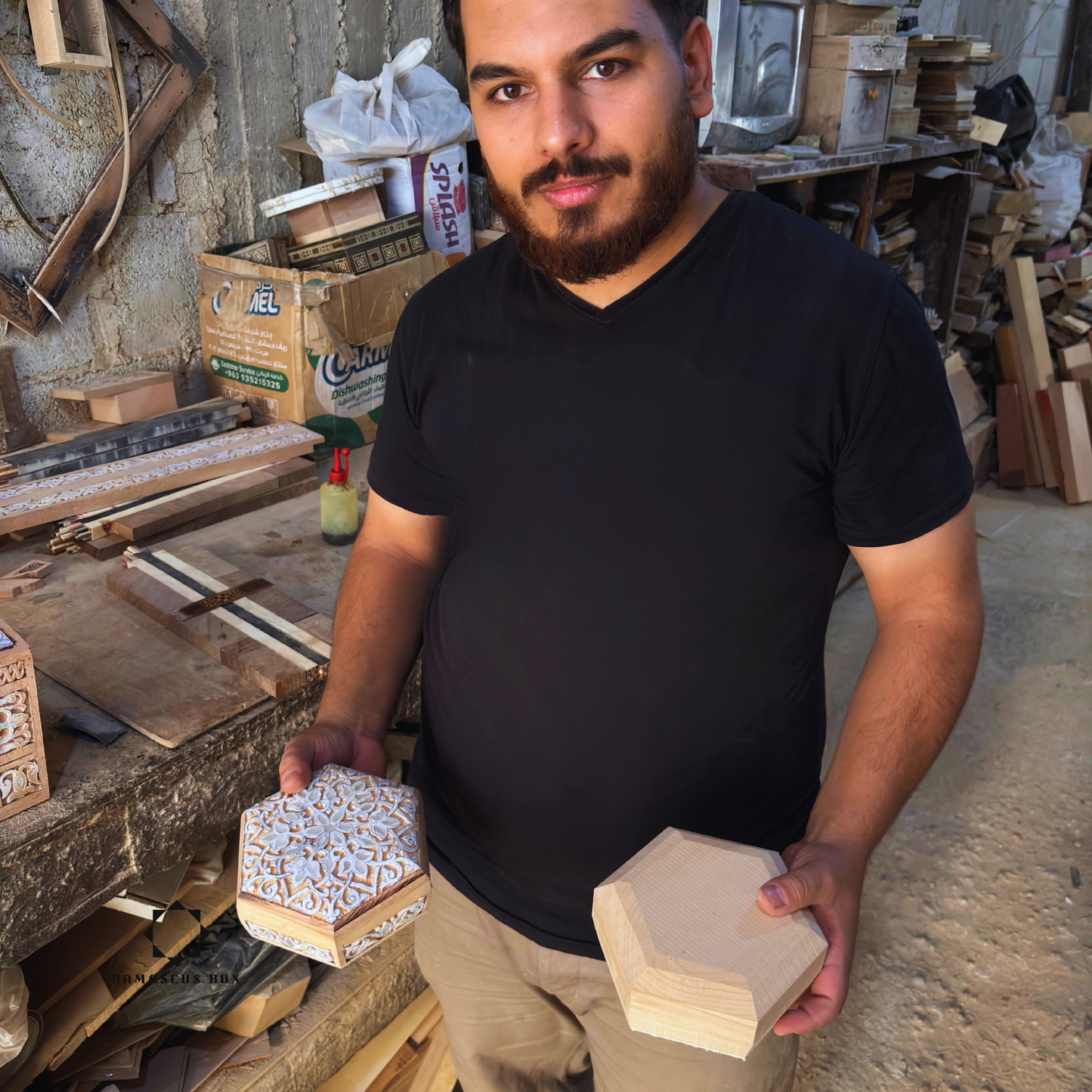 Caja de Madera de Haya Tallada a Mano con Nácar – Elegancia Acabado Nogal