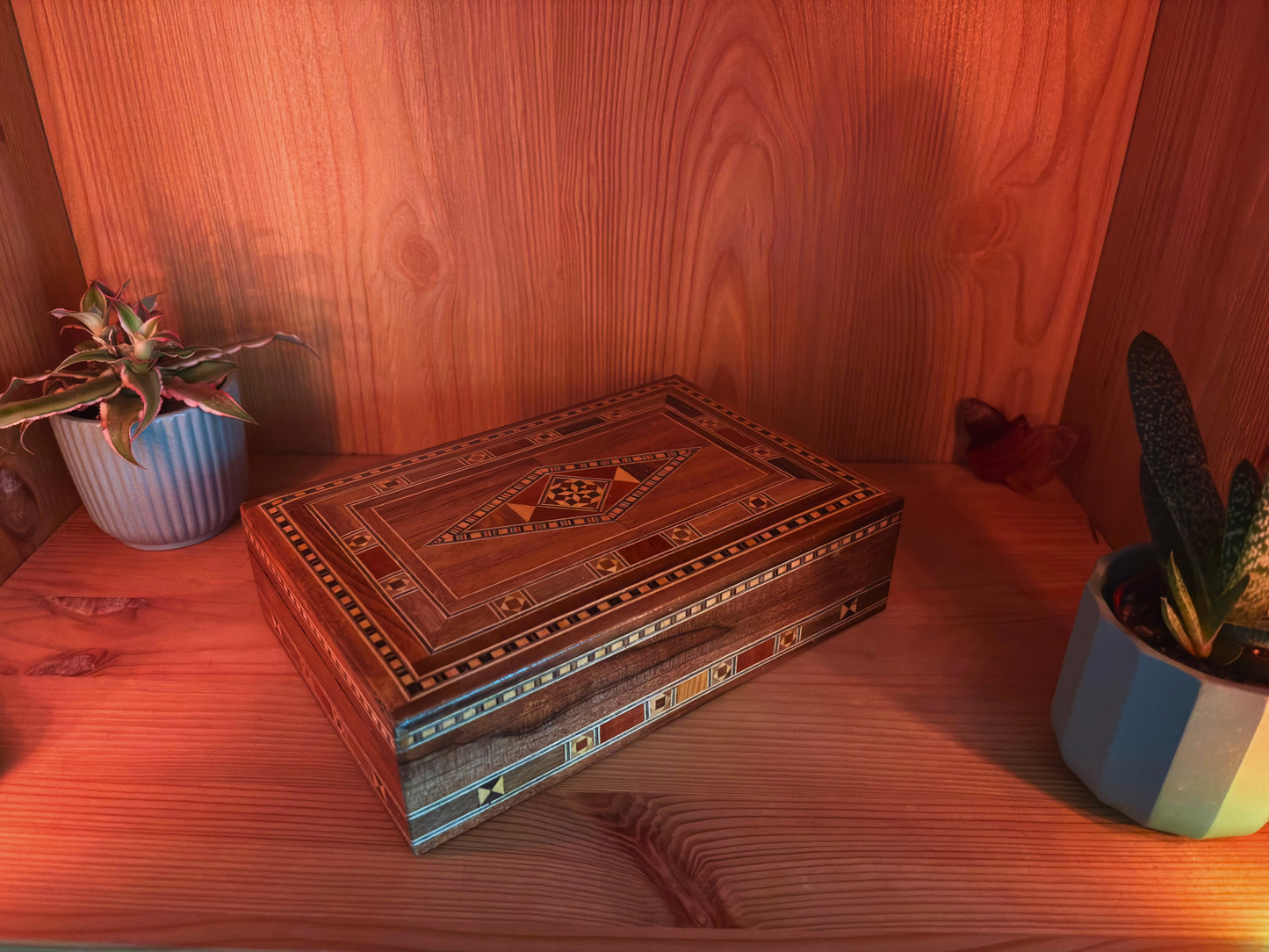 Elegante caja de joyas damasquina rectangular – Hecha a mano con madera de haya, eucalipto y limonero
