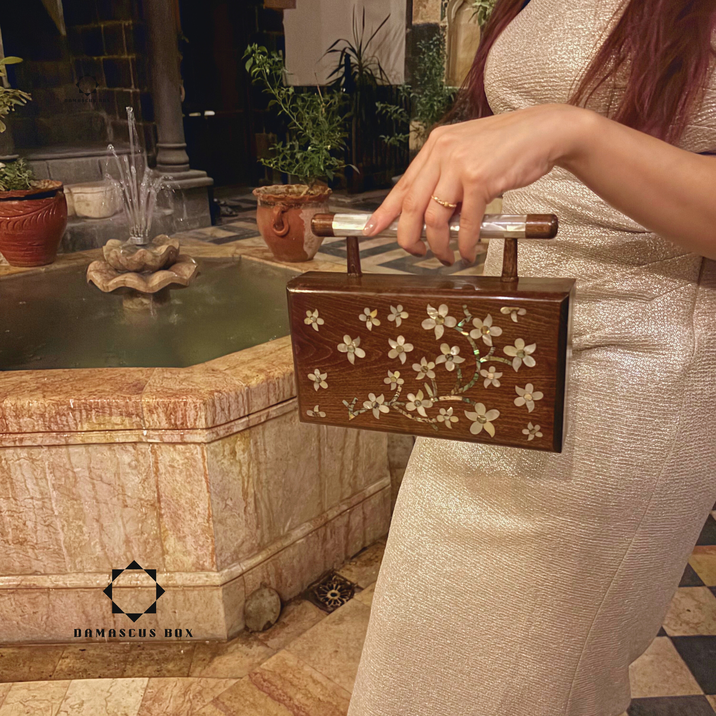 Le Jasmin de Damas – Pochette Damasquine en Noyer avec Incrustations de Nacre et Doublure en Brocart