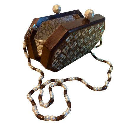 Jouri – Bolso Damasquino de Lujo con Nácar Floral y Cadena de Perlas