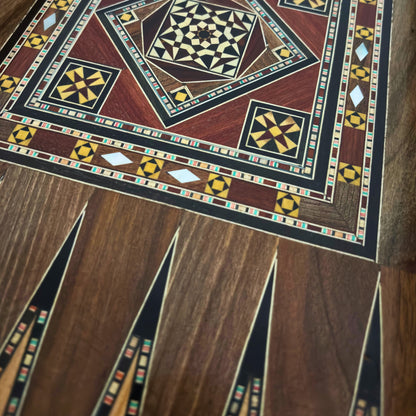 Mesa de Backgammon y Ajedrez Damasquina Hecha a Mano por Gaby Al Dayeh – Obra Maestra con Incrustaciones de Nácar