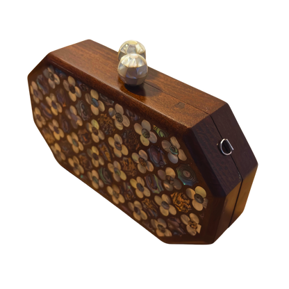 Jouri – Bolso Damasquino de Lujo con Nácar Floral y Cadena de Perlas