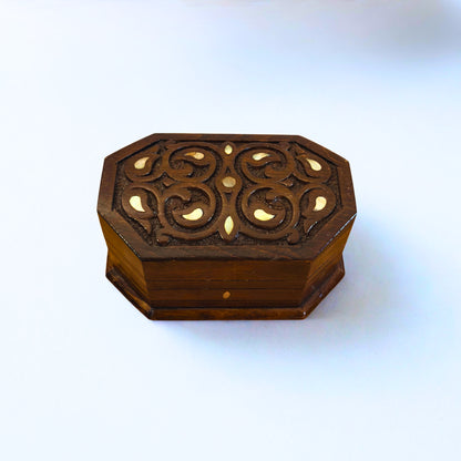 Caja de Haya Tallada a Mano con Nácar – Elegancia en Acabado Nogal