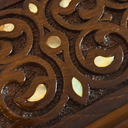 Caja de Haya Tallada a Mano con Nácar – Elegancia en Acabado Nogal