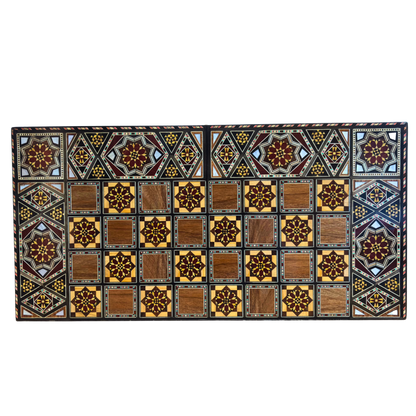 Mesa de Backgammon y Ajedrez Damasquina Hecha a Mano por Gaby Al Dayeh – Obra Maestra con Incrustaciones de Nácar