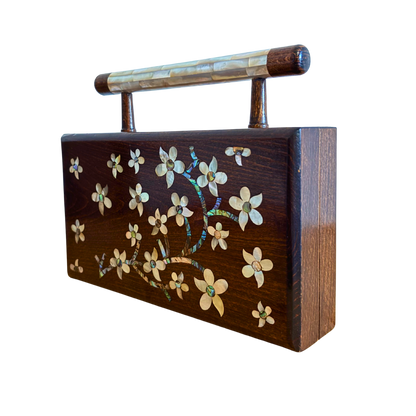 Le Jasmin de Damas – Pochette Damasquine en Noyer avec Incrustations de Nacre et Doublure en Brocart