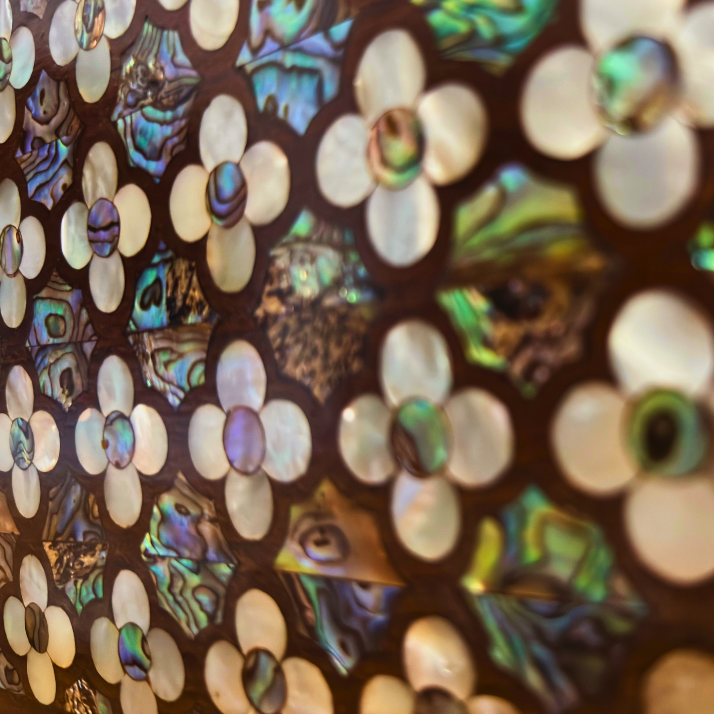 Jouri – Bolso Damasquino de Lujo con Nácar Floral y Cadena de Perlas