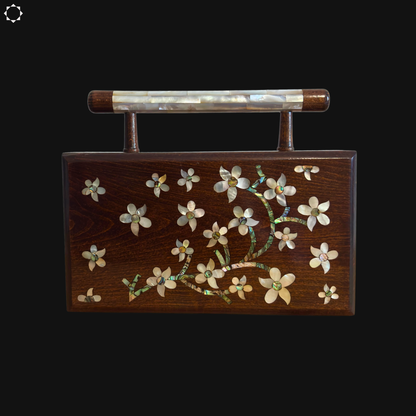 Le Jasmin de Damas – Pochette Damasquine en Noyer avec Incrustations de Nacre et Doublure en Brocart
