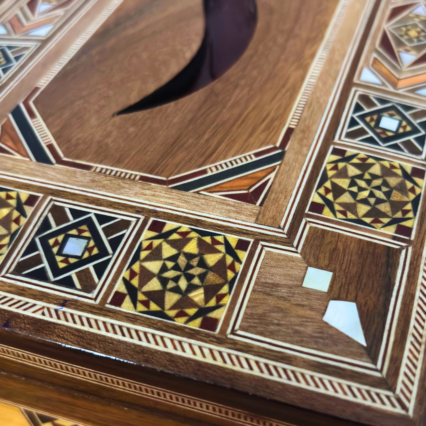 Elegante Caja de Pañuelos Damasquina en Madera – Nácar Incrustado & Interior de Terciopelo