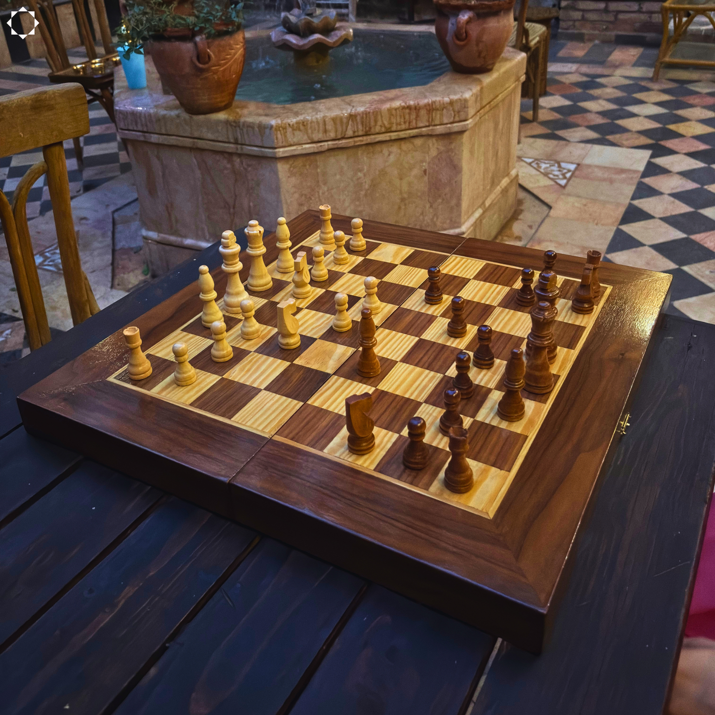 Handgemaakte Damasceense Schaak- en Backgammontafel van Gaby Al Dayeh – Klassiek Mozaïekontwerp