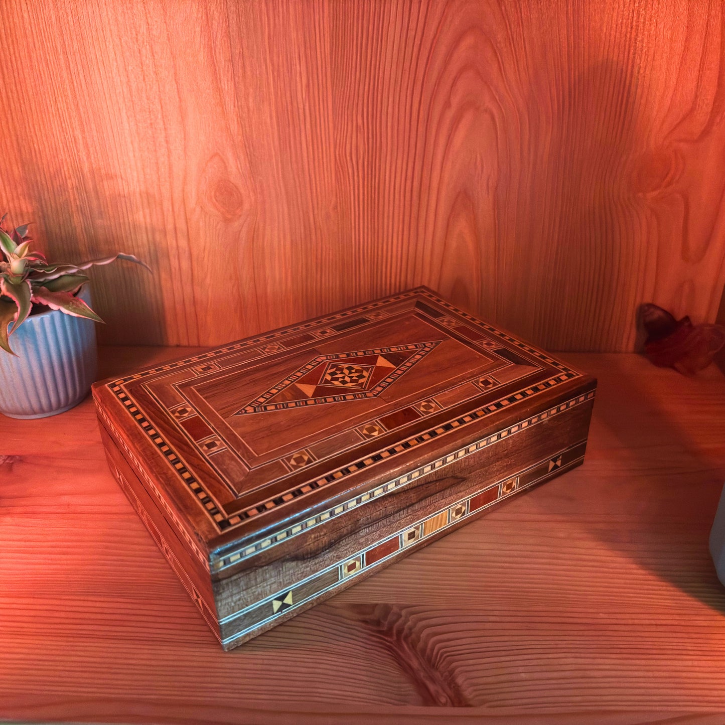 صندوق مجوهرات خشبي موزاييك دمشقي – فن شرقي مصنوع يدويًا
