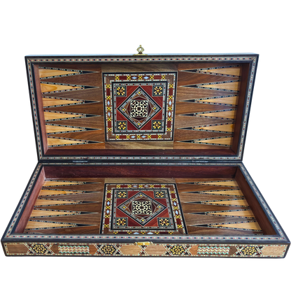 Mesa de Backgammon y Ajedrez Damasquina Hecha a Mano por Gaby Al Dayeh – Obra Maestra con Incrustaciones de Nácar