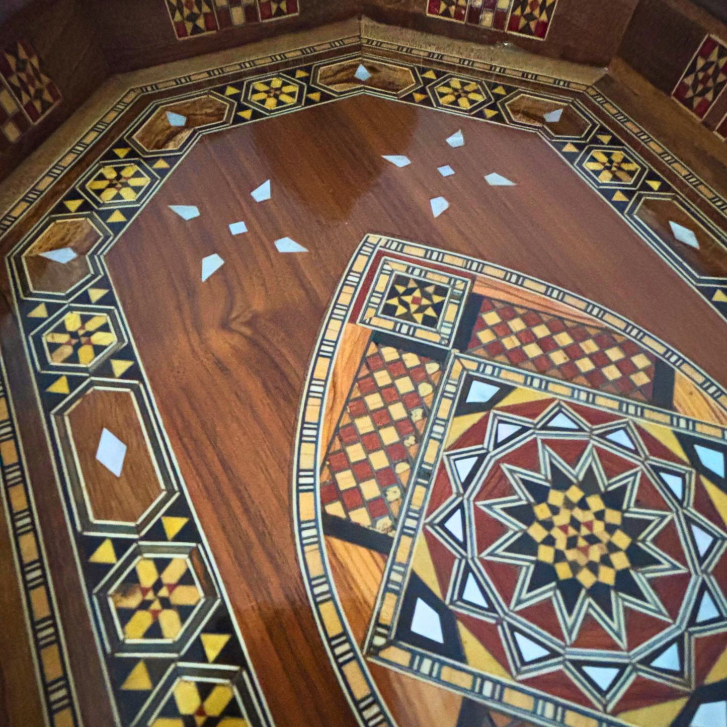 Bandeja Damasquina de Madera – Nácar & Acabado Nogal