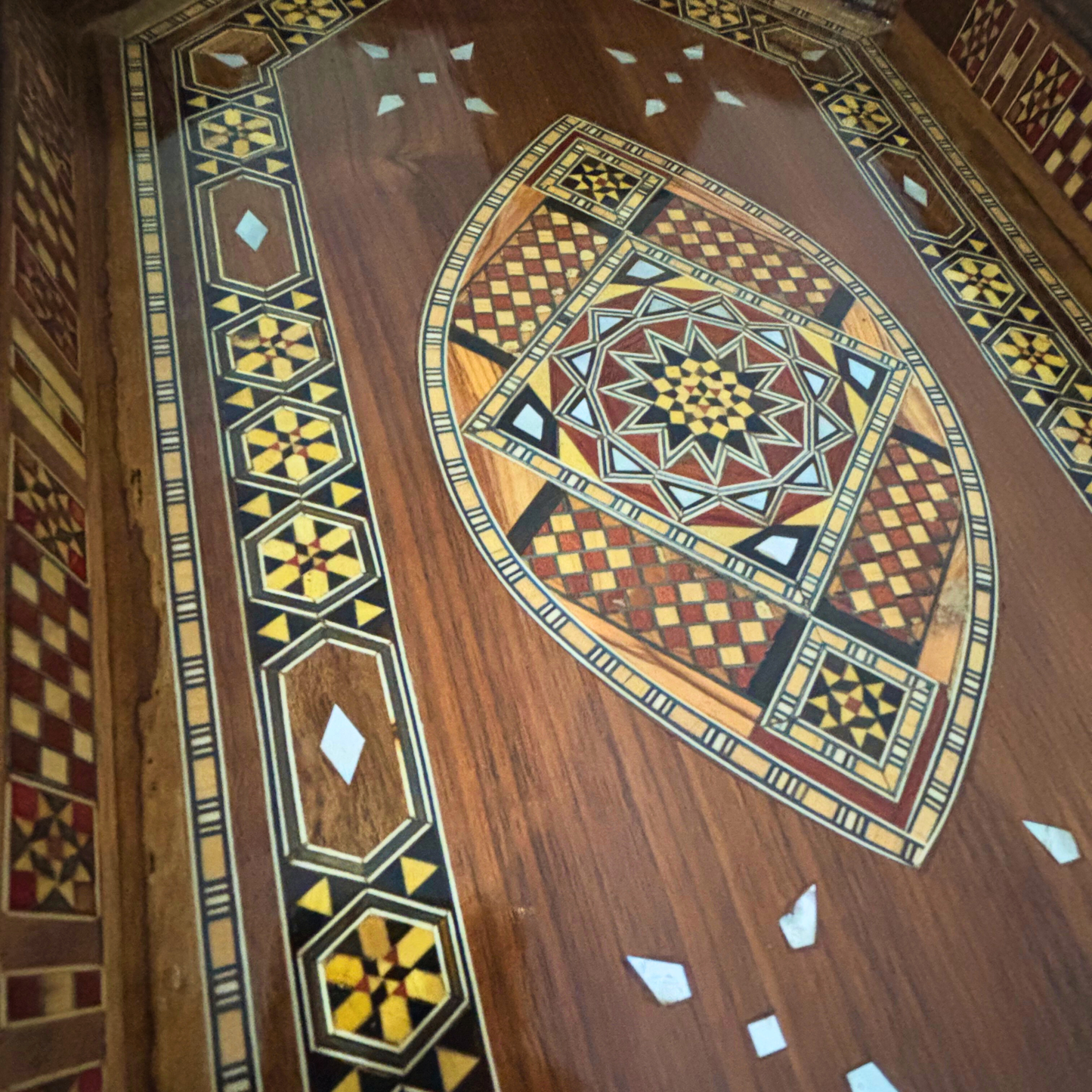 Bandeja Damasquina de Madera – Nácar & Acabado Nogal