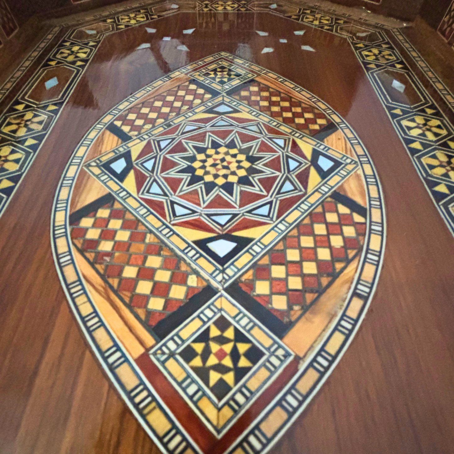 Bandeja Damasquina de Madera – Nácar & Acabado Nogal