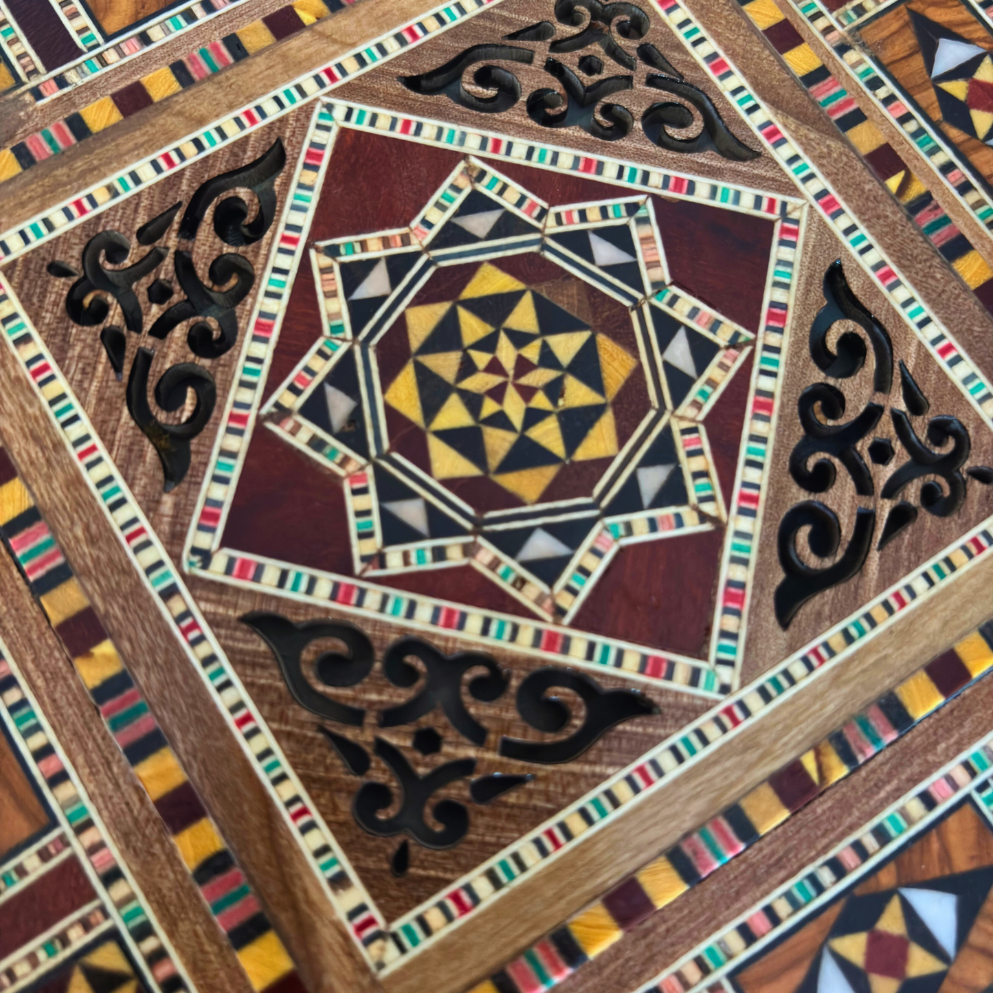 صندوق موزاييك دمشقي – تحفة فنية يدوية للمجوهرات والهدايا