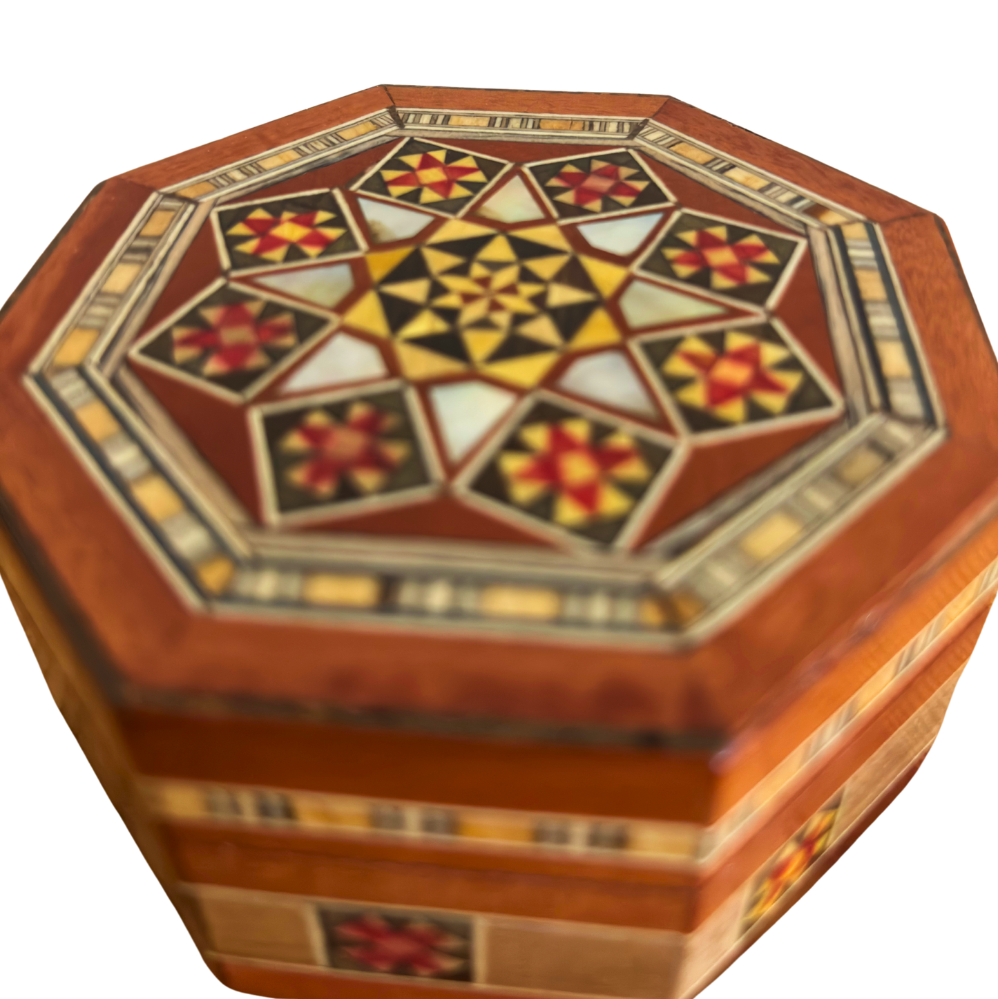 Caja octogonal de mosaico damasceno para joyas – Madera artesanal con incrustaciones de nácar en cálido terracota rústico