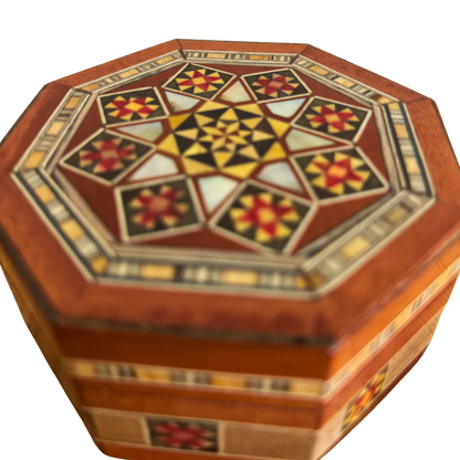 Caja octogonal de mosaico damasceno para joyas – Madera artesanal con incrustaciones de nácar en cálido terracota rústico