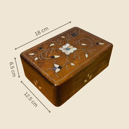 Handgefertigte Luxusbox aus Damaskus – Perlmutt & Samteleganz