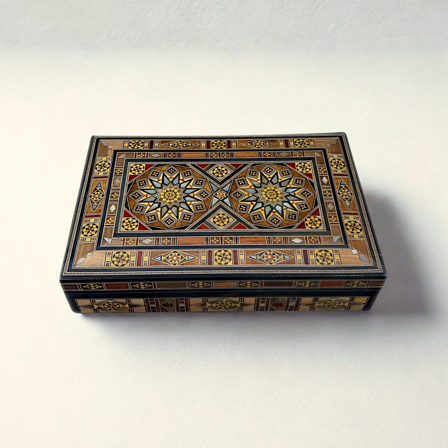Caja de Mosaico Artesanal de Damasco – Arte Tradicional y Terciopelo