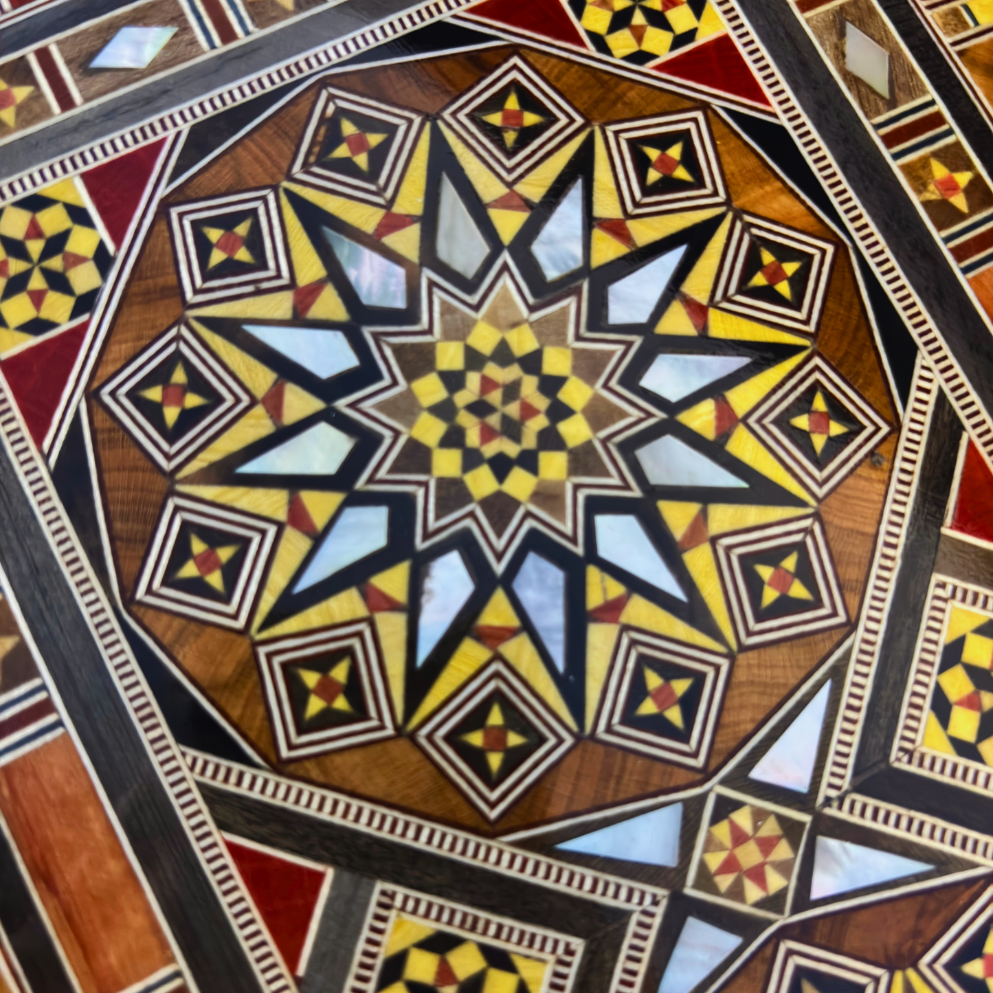 Caja de Mosaico Artesanal de Damasco – Arte Tradicional y Terciopelo