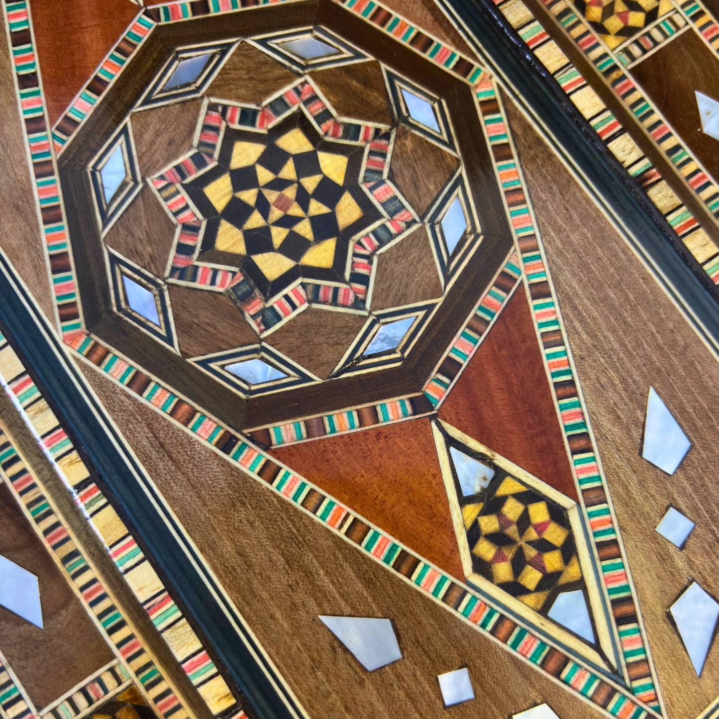 Élégante Boîte en Mosaïque Artisanale de Damas – Art & Velours