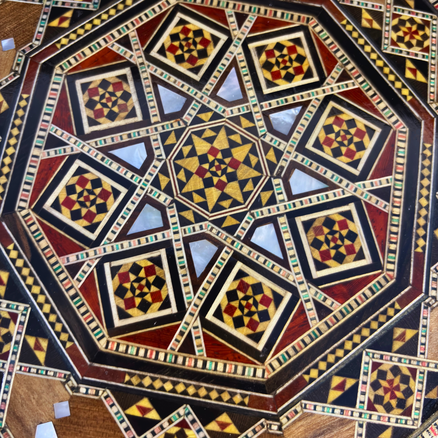 Caja de Mosaico Damasceno Hecha a Mano – Nácar y Terciopelo