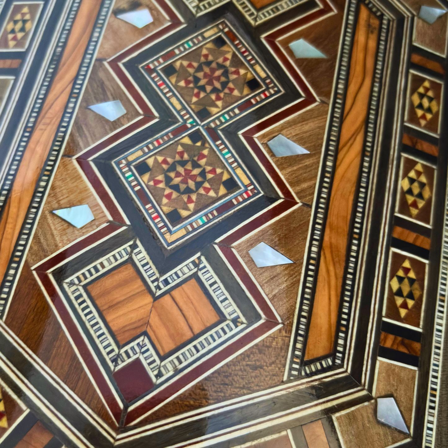 Caja de Mosaico Damasceno Hecha a Mano – Nácar y Terciopelo
