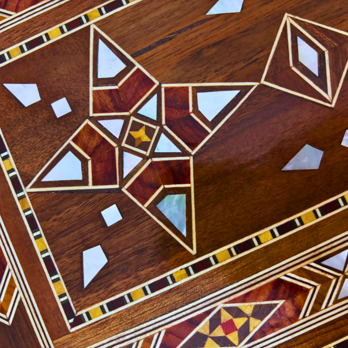 Caja Damasquina con Cerradura – Obra Artesanal Hecha a Mano