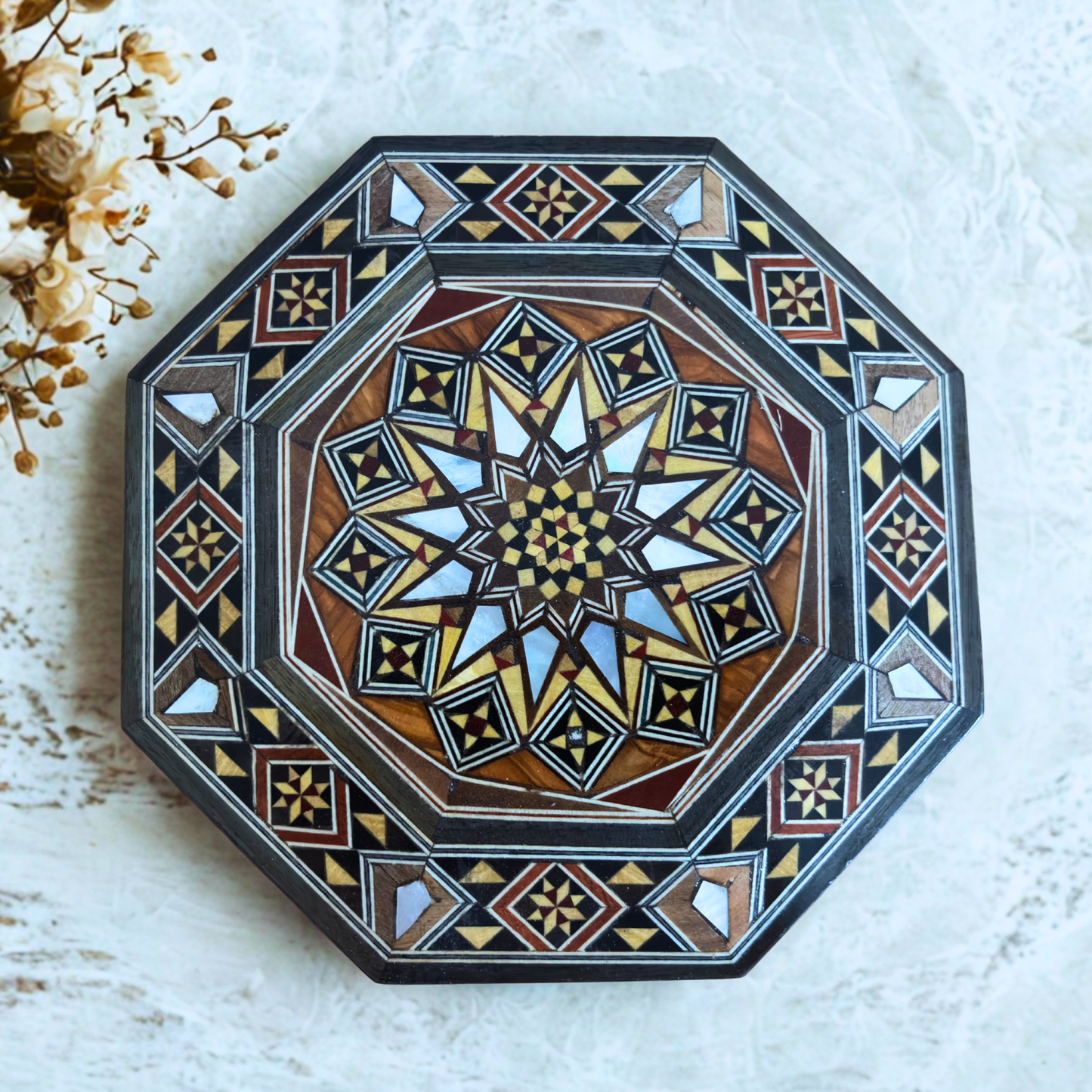 Elegante caja octogonal de mosaico damasceno – Artesanía en madera con incrustación de nácar