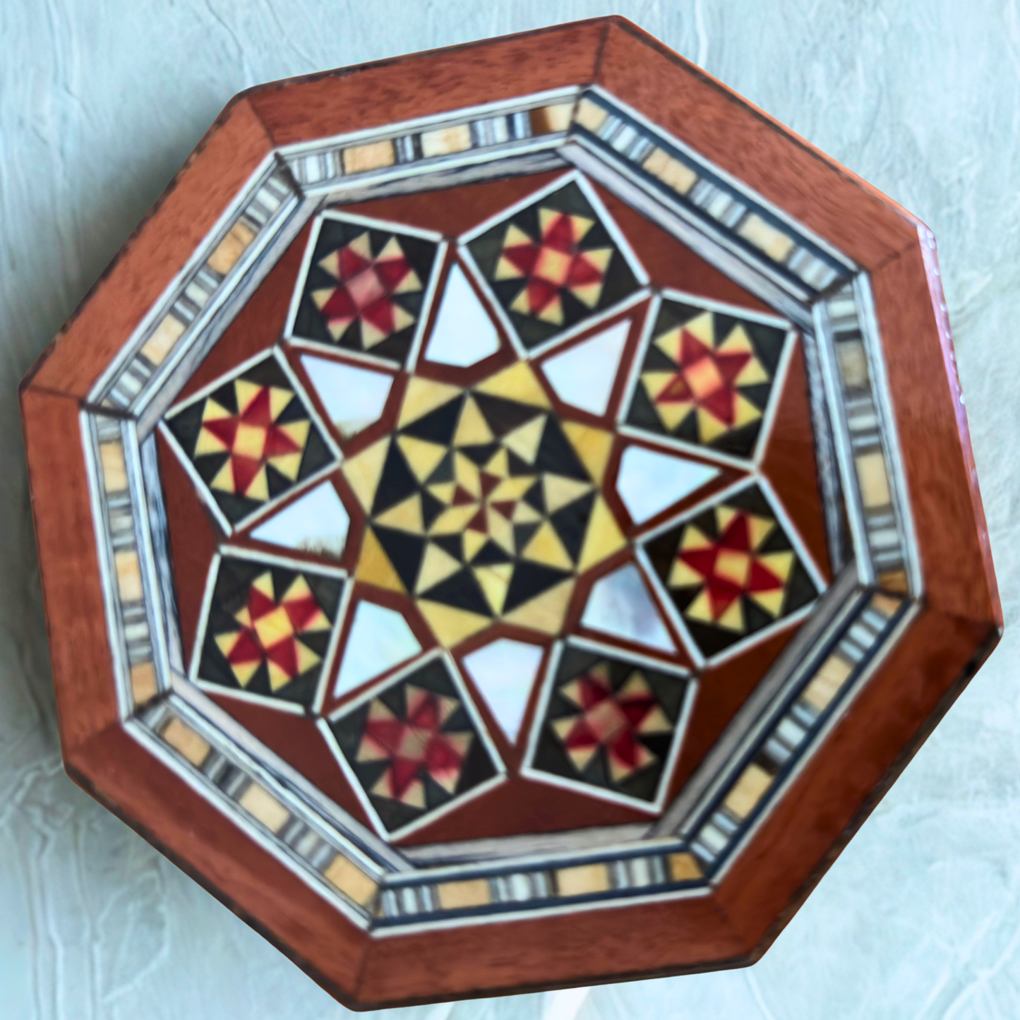 Caja octogonal de mosaico damasceno para joyas – Madera artesanal con incrustaciones de nácar en cálido terracota rústico