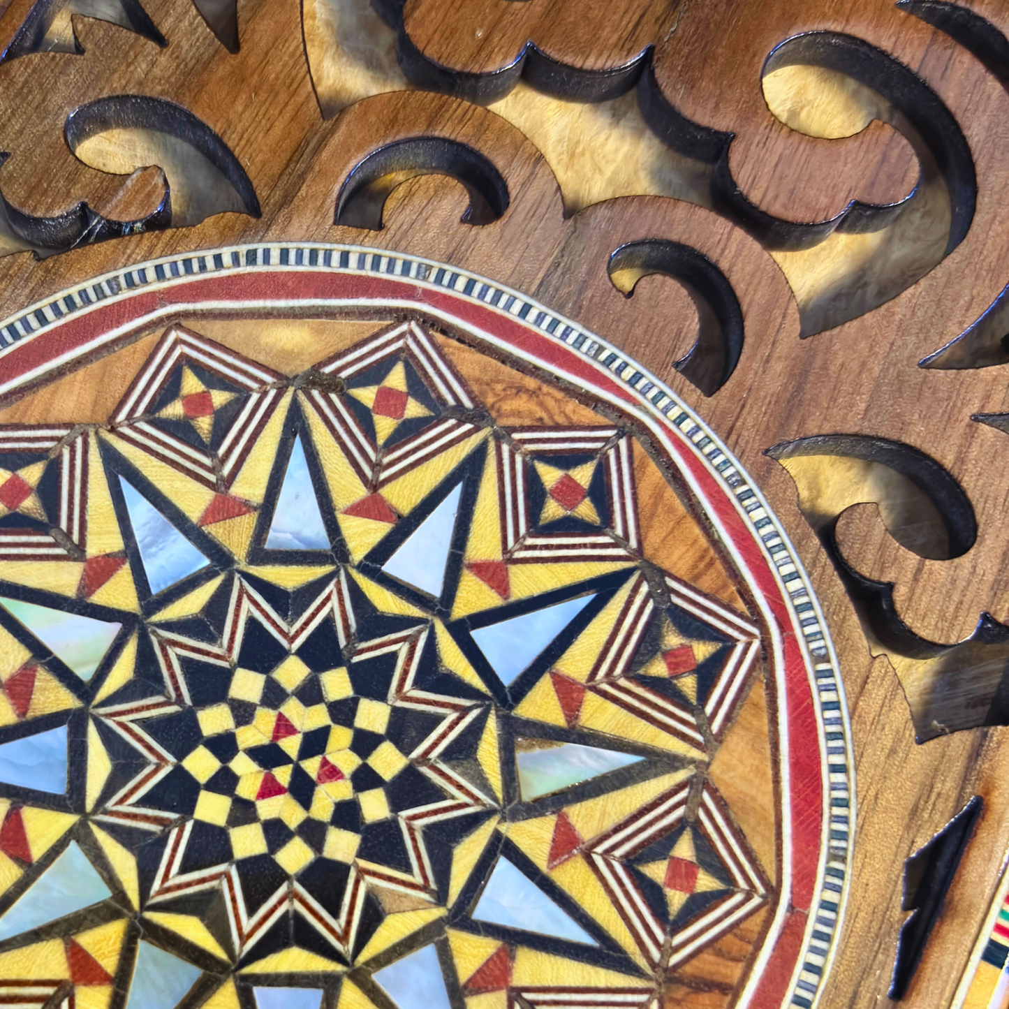Caja de Mosaico Damasceno Hecha a Mano – Nácar y Talla Artesanal