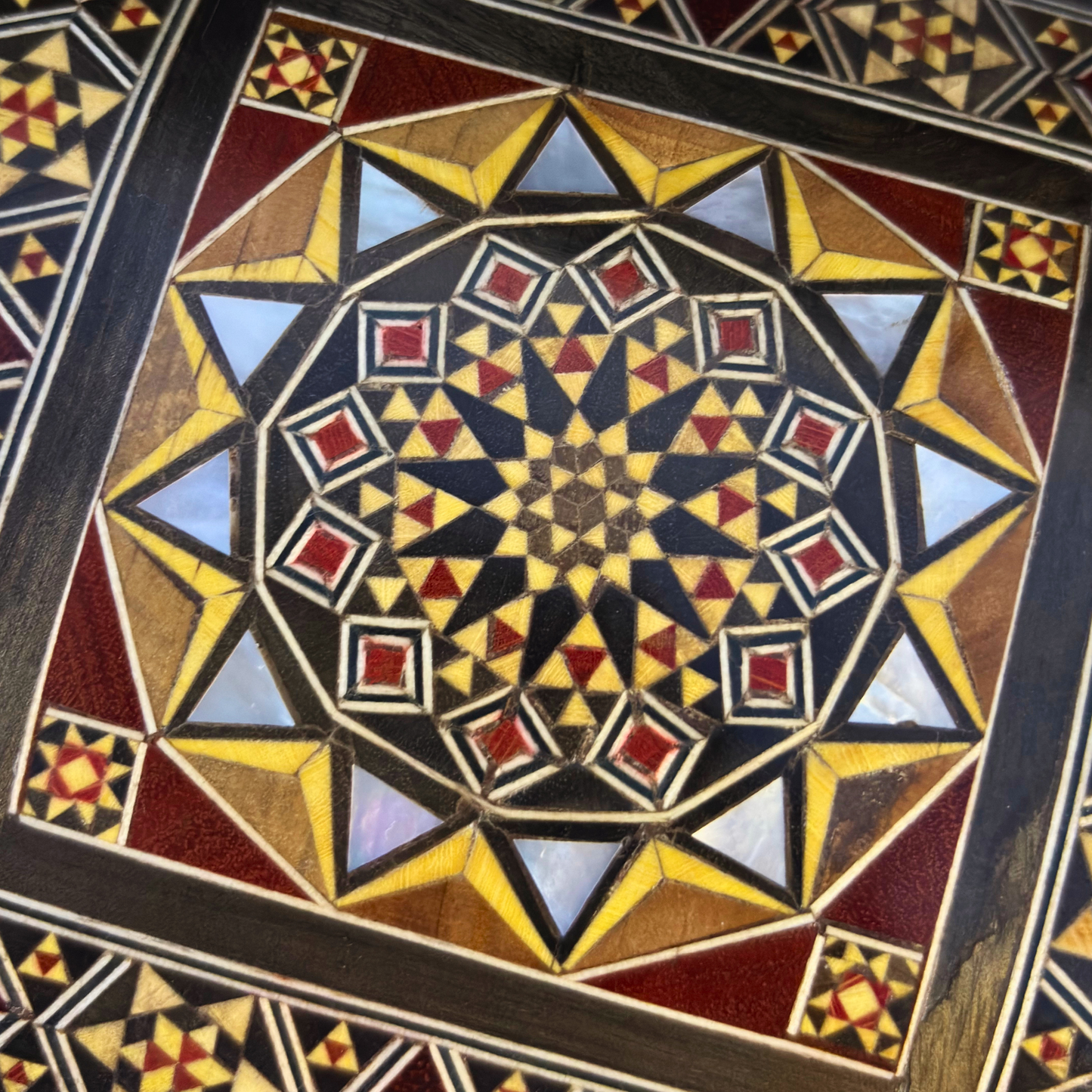 Caja de Mosaico Damasceno Hecha a Mano – Nácar y Terciopelo