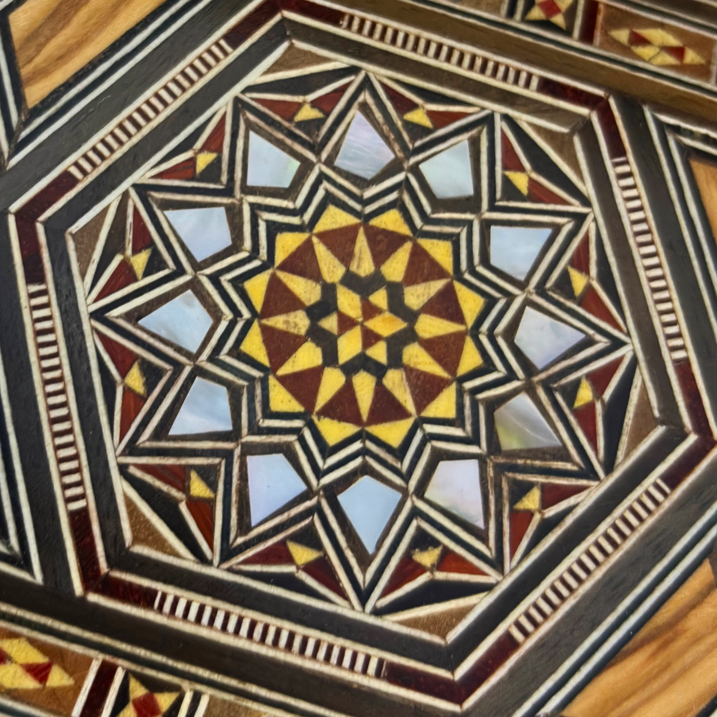 Caja de Mosaico Damasceno Hecha a Mano – Nácar y Terciopelo