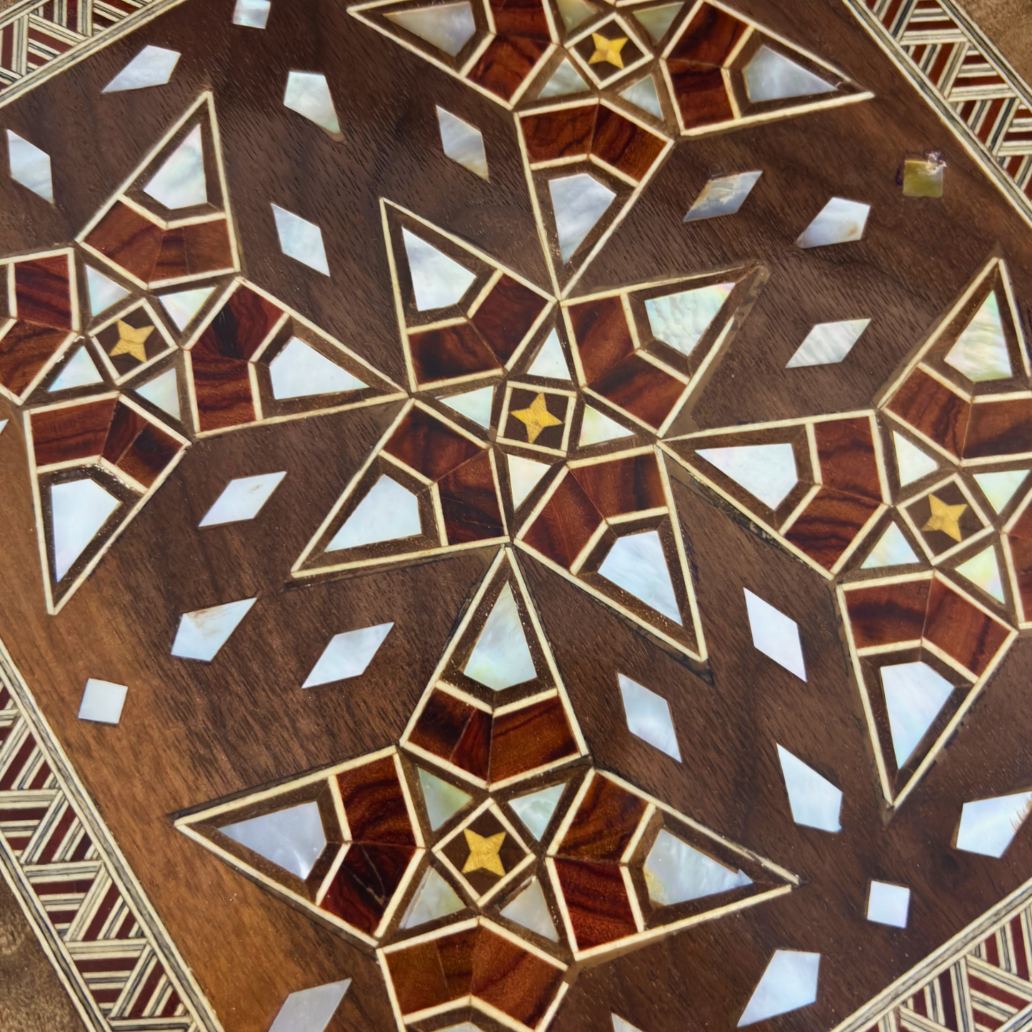 Caja de Relojes de Mosaico Damasceno para 6 Relojes – Nácar y Terciopelo