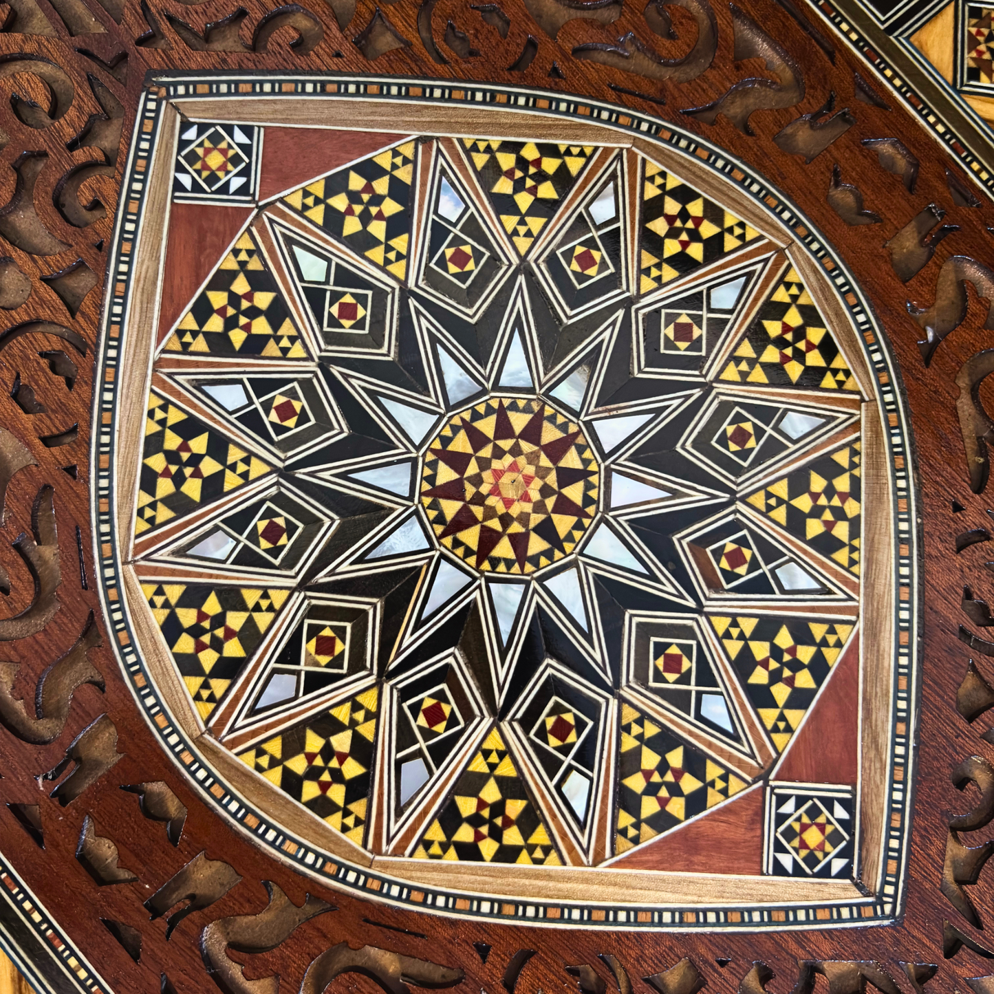 Bandeja de Servicio de Mosaico Damasceno – Nácar y Tallado a Mano