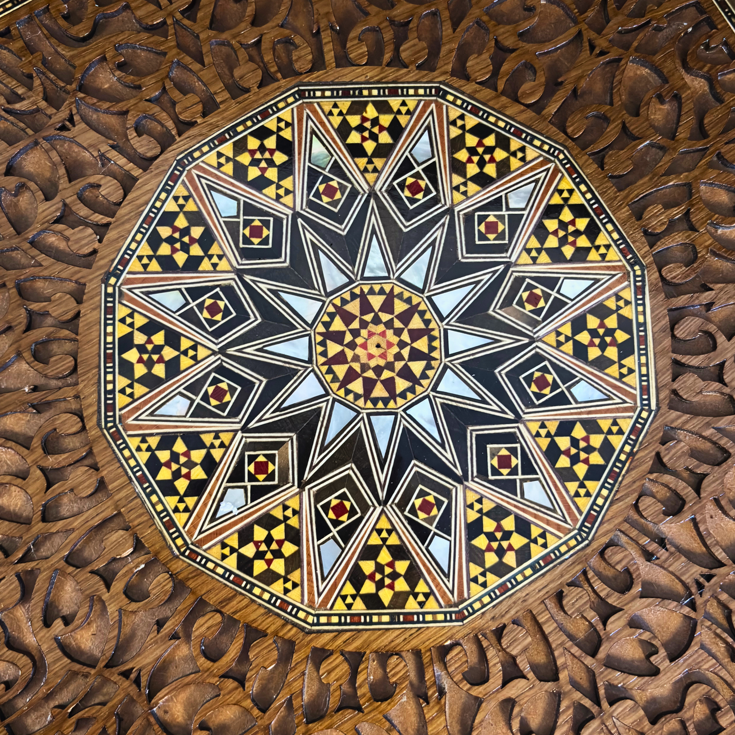 Bandeja de Servicio de Mosaico Damasceno – Nácar y Tallado a Mano