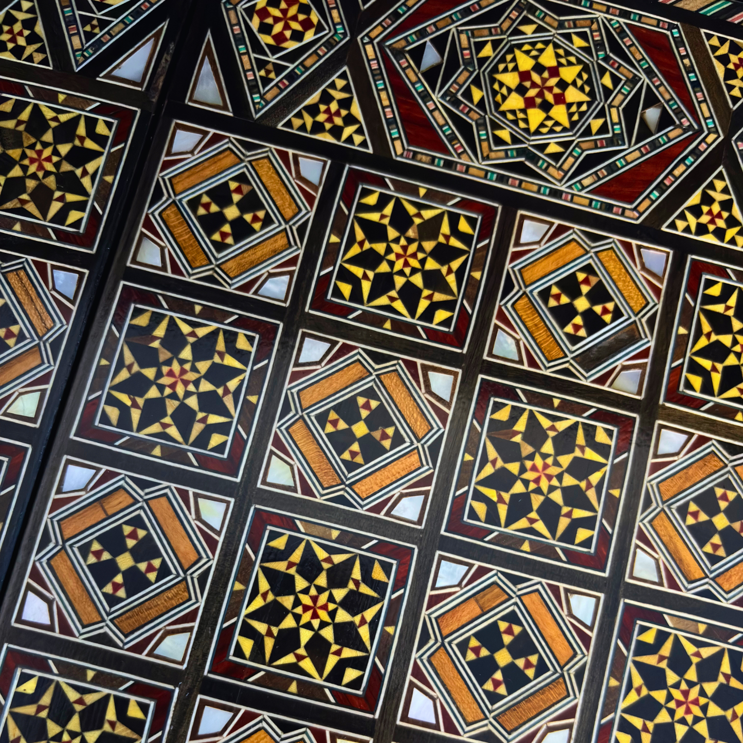 Juego de Ajedrez y Backgammon Patrimonial – Artesanía Damascena en Mosaico