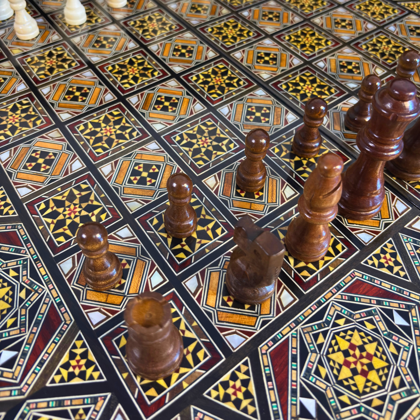 Juego de Ajedrez y Backgammon Patrimonial – Artesanía Damascena en Mosaico